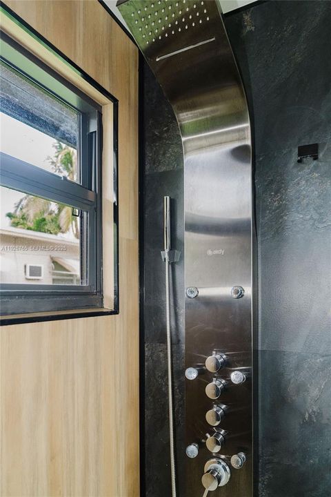 For Rent: $3,500 (3 beds, 2 baths, 1092 Square Feet)