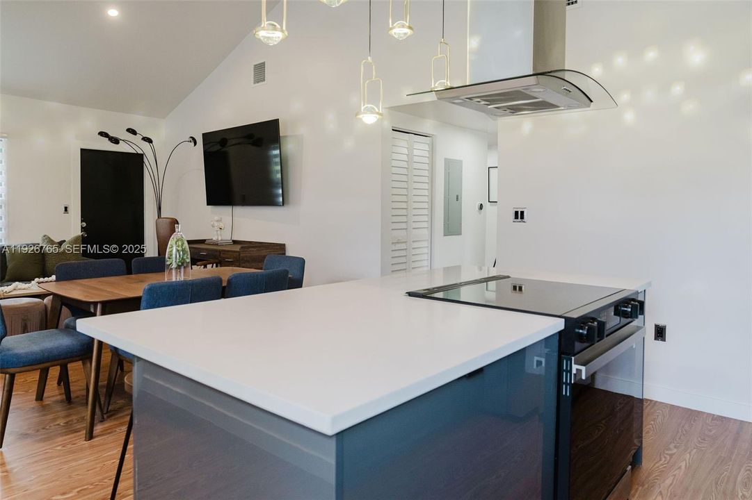 For Rent: $3,500 (3 beds, 2 baths, 1092 Square Feet)