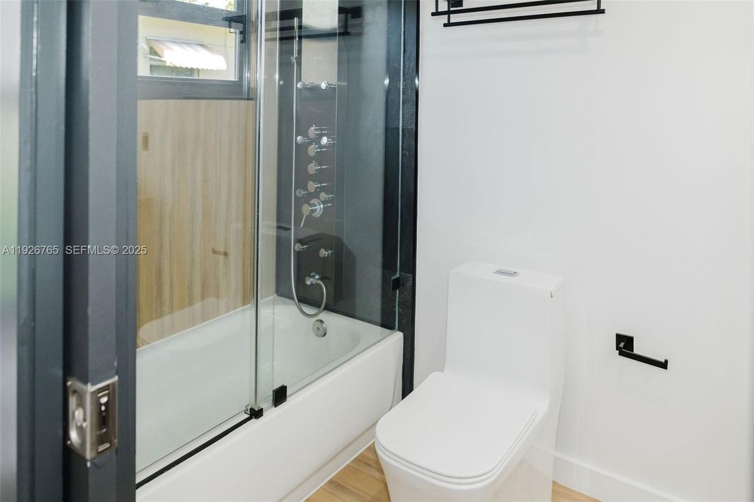 For Rent: $3,500 (3 beds, 2 baths, 1092 Square Feet)