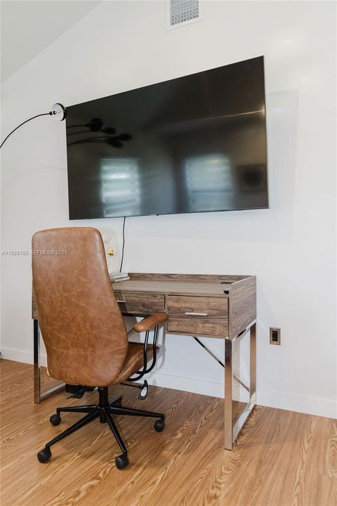 For Rent: $3,500 (3 beds, 2 baths, 1092 Square Feet)