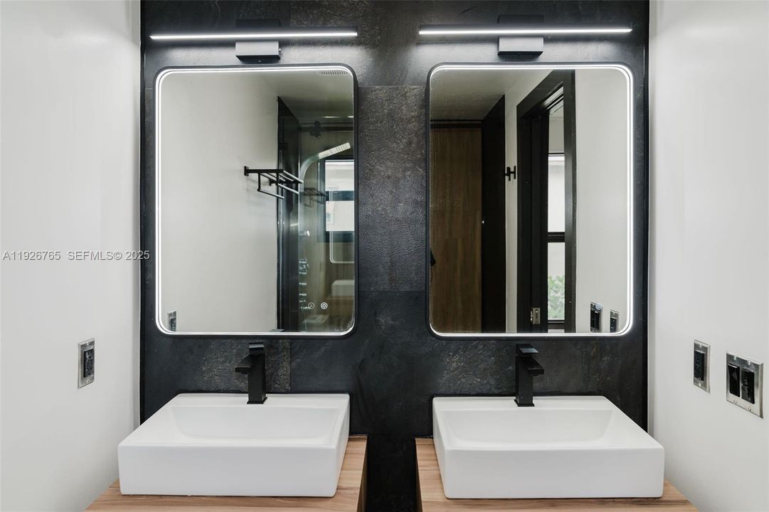 For Rent: $3,500 (3 beds, 2 baths, 1092 Square Feet)