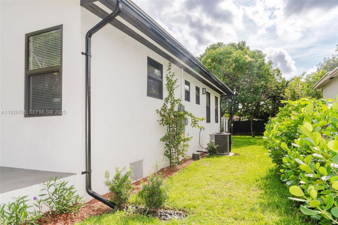 For Rent: $3,500 (3 beds, 2 baths, 1092 Square Feet)