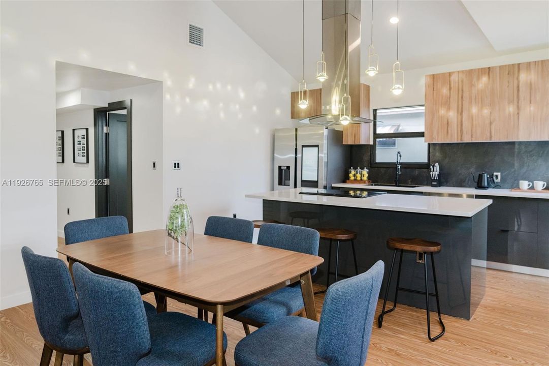 For Rent: $3,500 (3 beds, 2 baths, 1092 Square Feet)