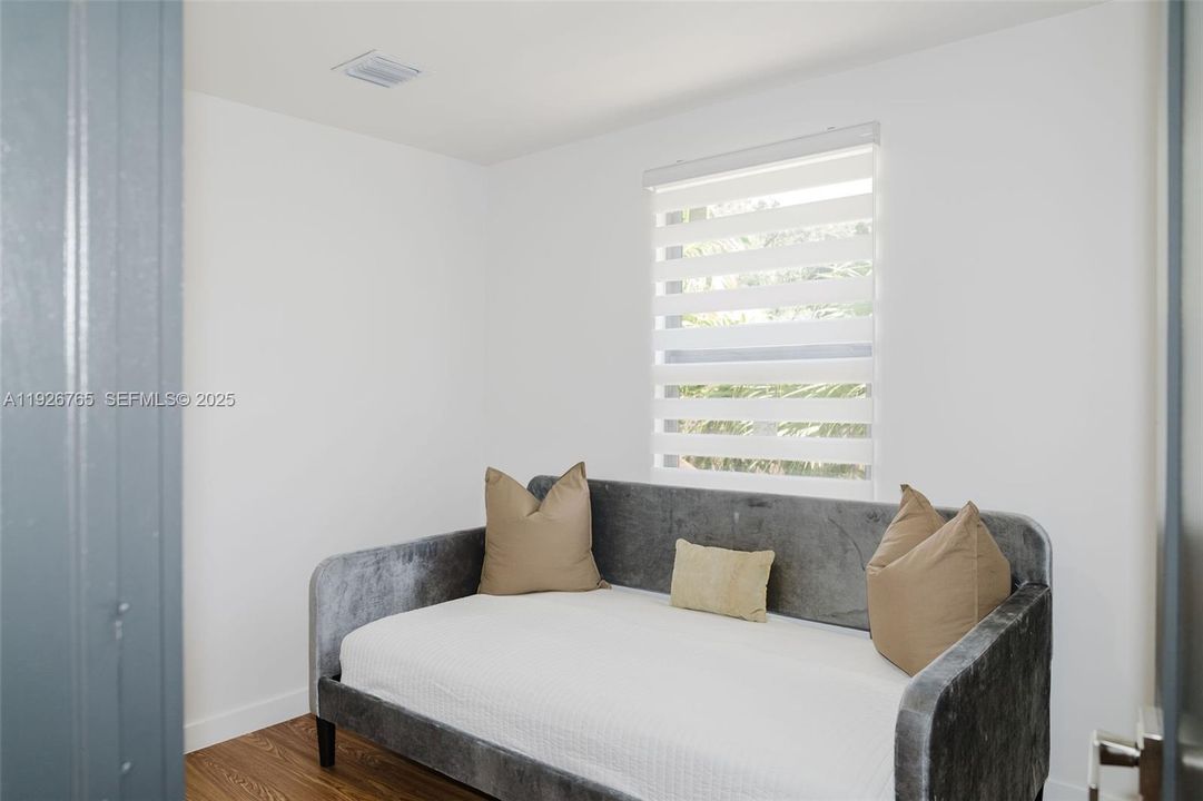 For Rent: $3,500 (3 beds, 2 baths, 1092 Square Feet)