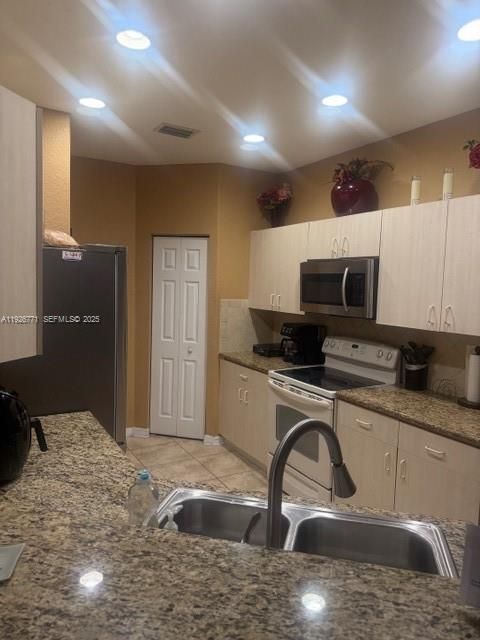 En Renta: $2,800 (3 camas, 2 baños, 1874 Pies cuadrados)