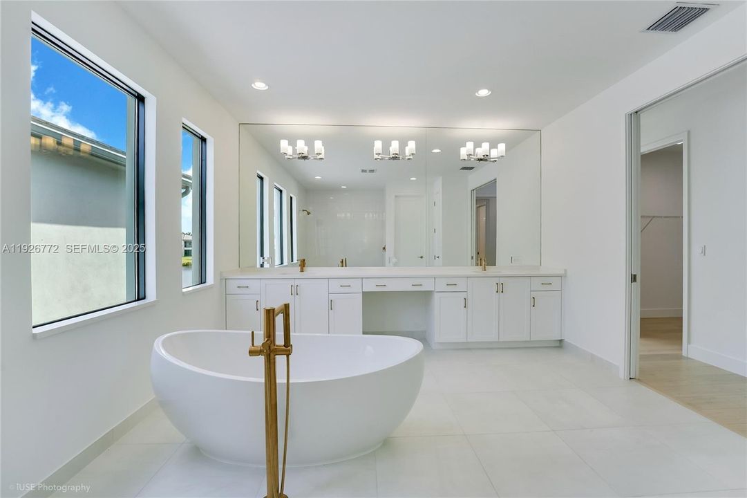 En Venta: $1,998,900 (5 camas, 5 baños, 3659 Pies cuadrados)