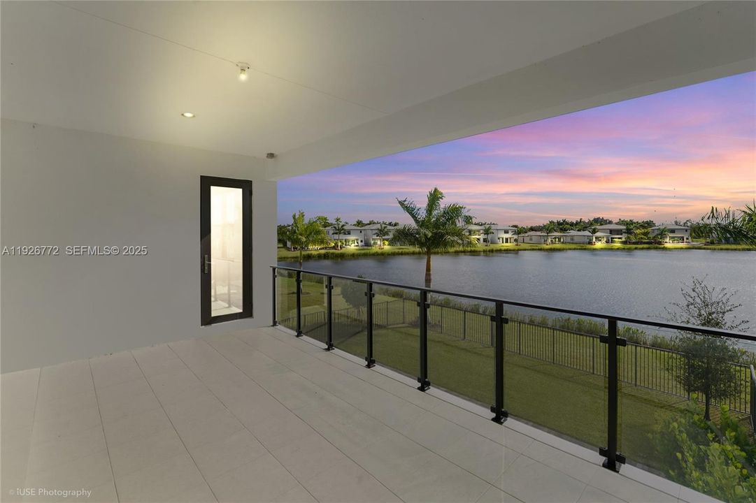 En Venta: $1,998,900 (5 camas, 5 baños, 3659 Pies cuadrados)