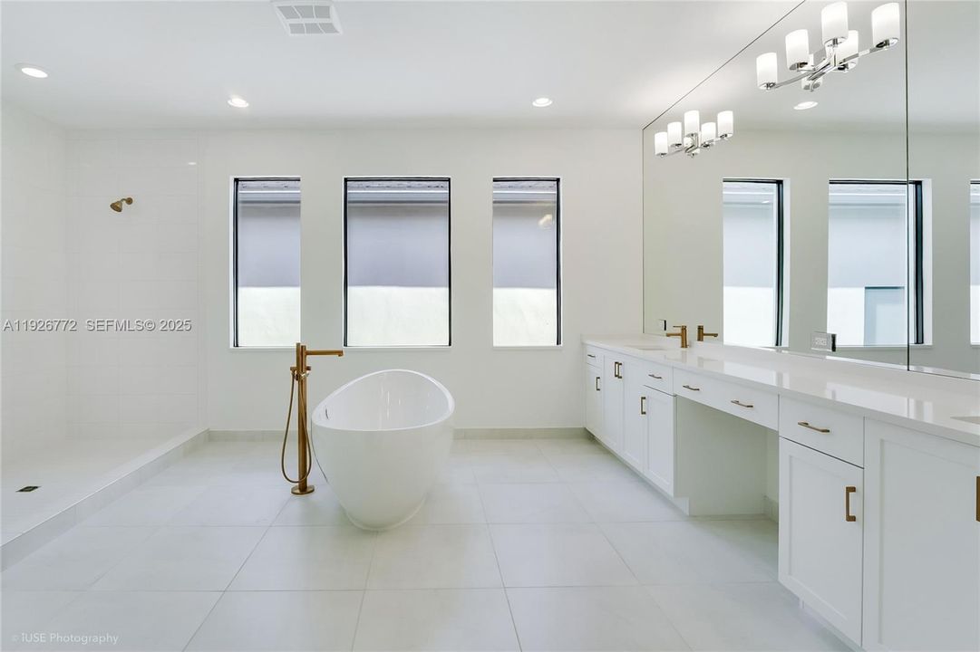 En Venta: $1,998,900 (5 camas, 5 baños, 3659 Pies cuadrados)