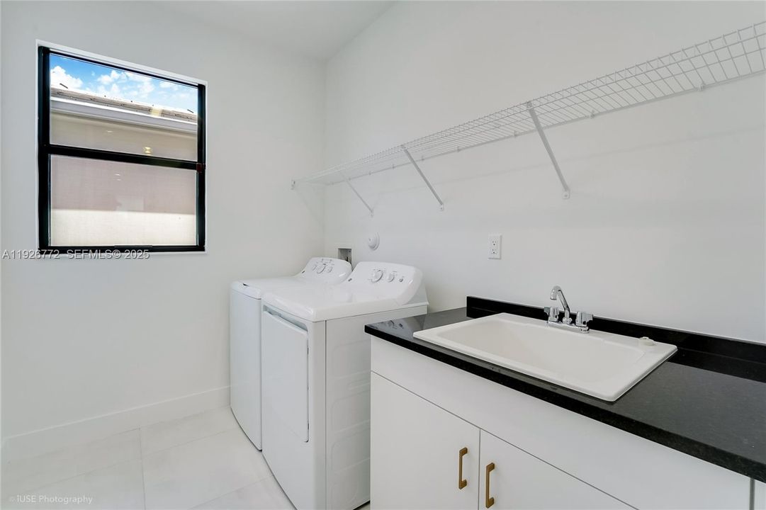 En Venta: $1,998,900 (5 camas, 5 baños, 3659 Pies cuadrados)