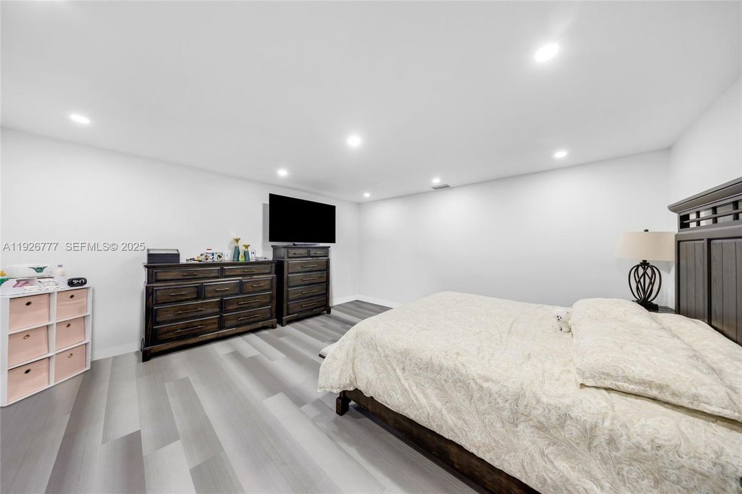 For Sale: $739,000 (4 beds, 2 baths, 1696 Square Feet)