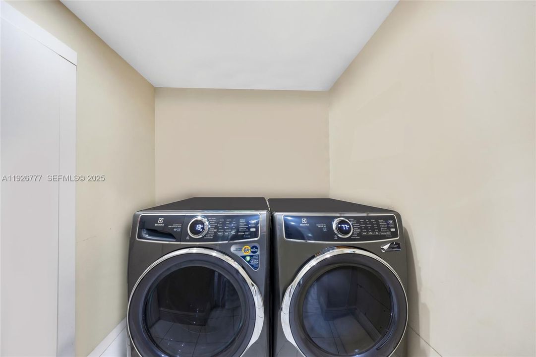 For Sale: $739,000 (4 beds, 2 baths, 1696 Square Feet)