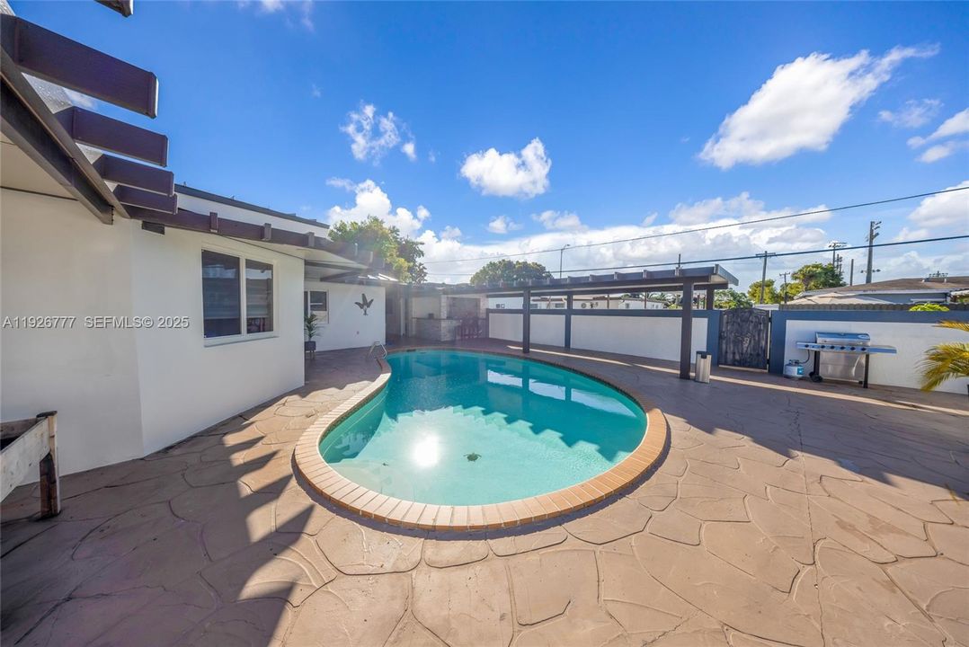 For Sale: $739,000 (4 beds, 2 baths, 1696 Square Feet)