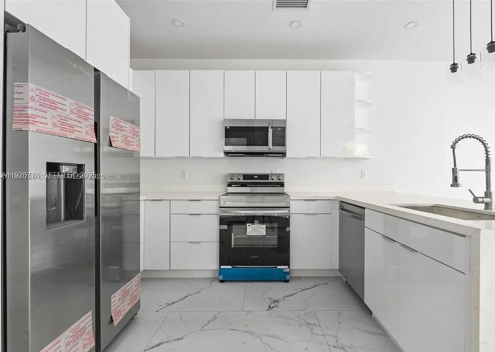 For Rent: $3,500 (3 beds, 2 baths, 1390 Square Feet)