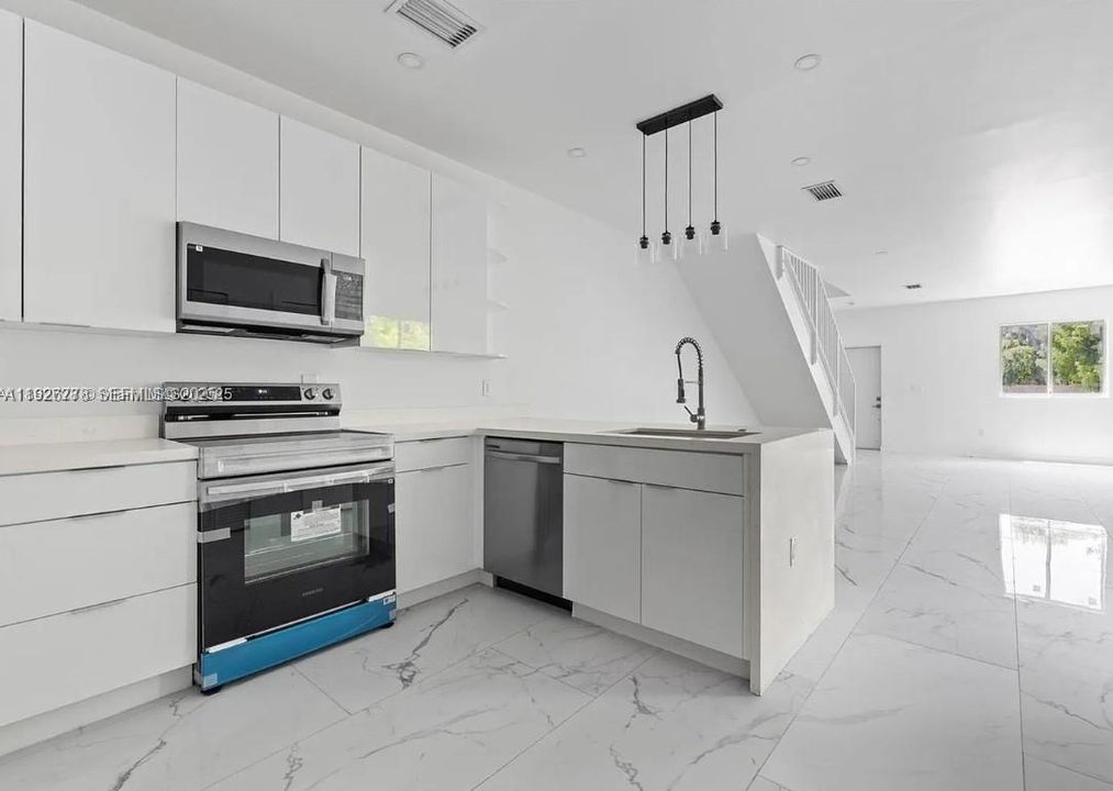 For Rent: $3,500 (3 beds, 2 baths, 1390 Square Feet)