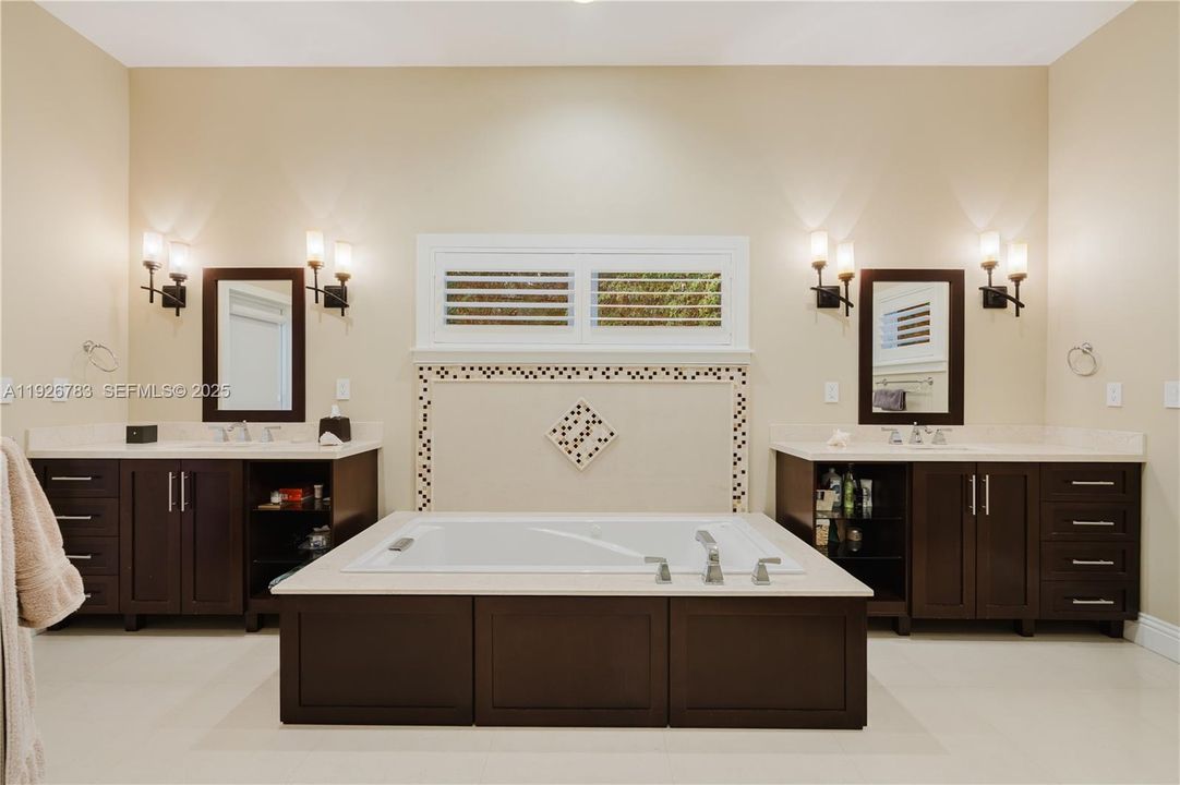 En Venta: $3,950,000 (5 camas, 5 baños, 4598 Pies cuadrados)