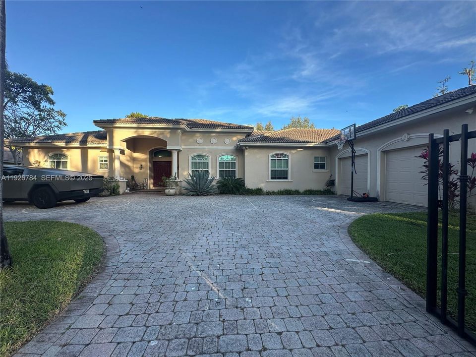 В аренду: $11,000 (4 спален, 4 ванн, 3634 Квадратных фут)