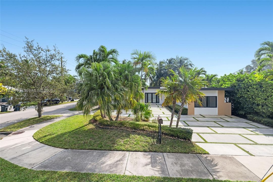 For Sale: $3,025,000 (4 beds, 3 baths, 2672 Square Feet)