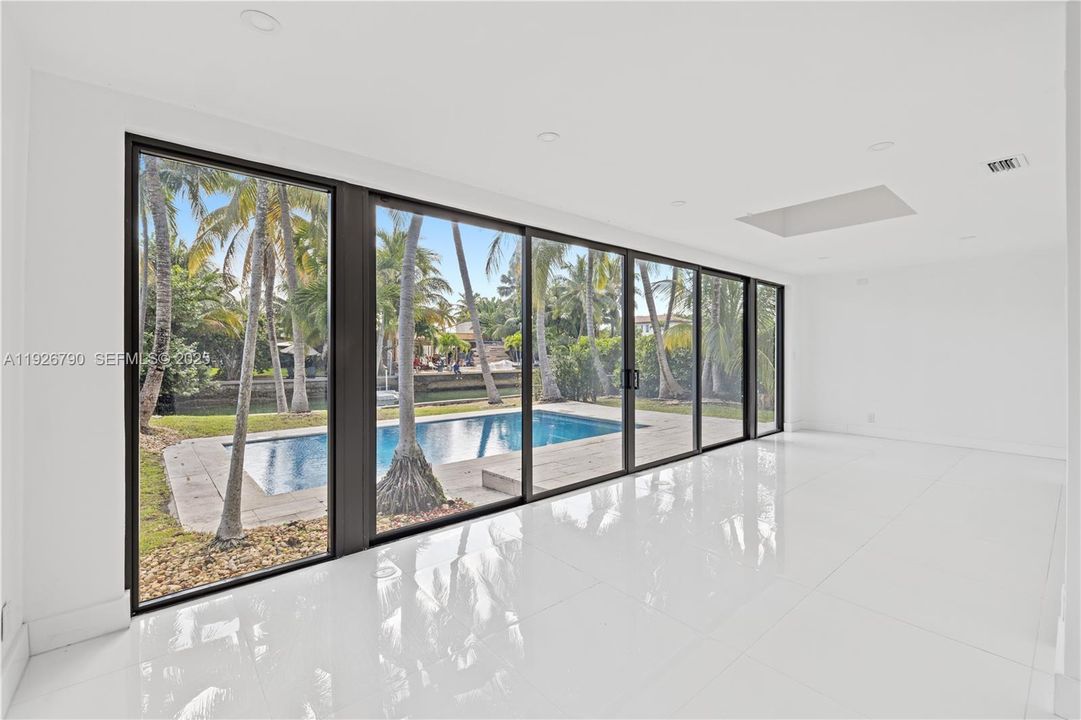 For Sale: $3,025,000 (4 beds, 3 baths, 2672 Square Feet)