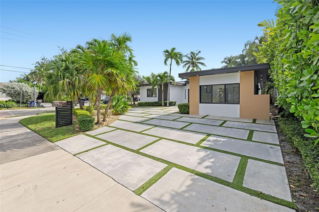 For Sale: $3,025,000 (4 beds, 3 baths, 2672 Square Feet)