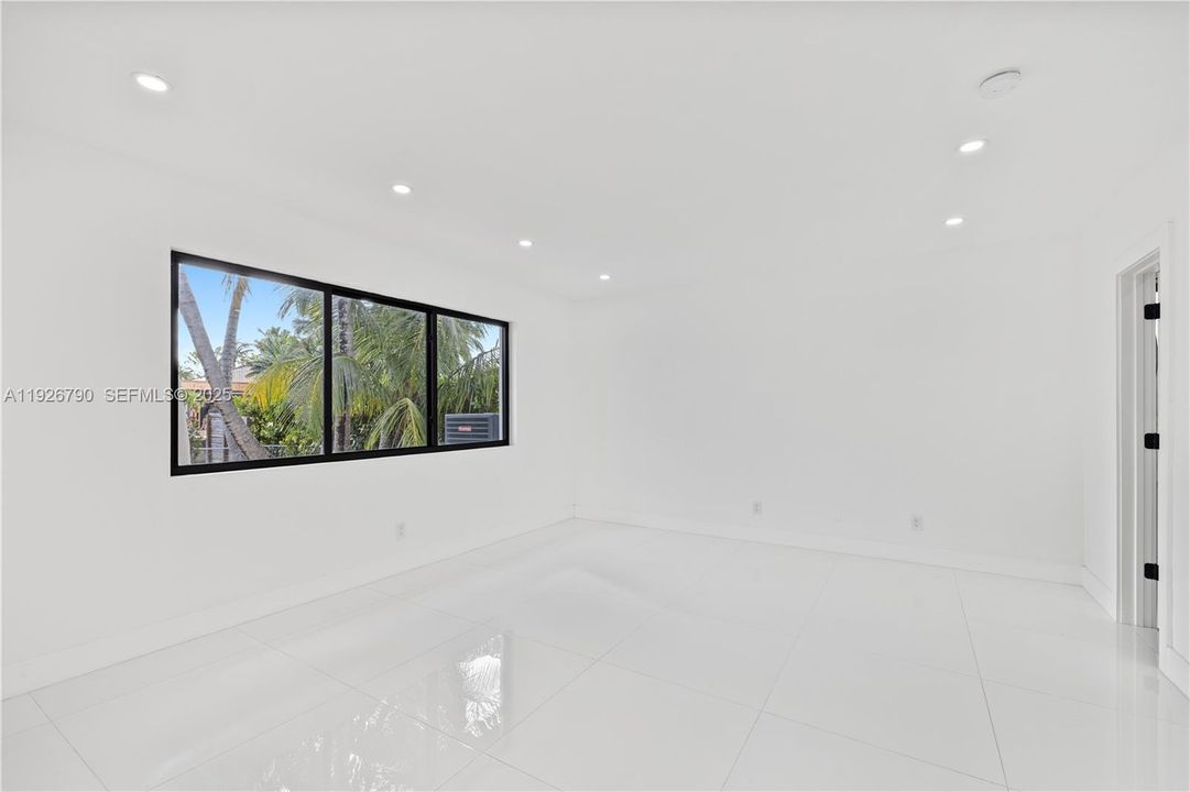 For Sale: $3,025,000 (4 beds, 3 baths, 2672 Square Feet)