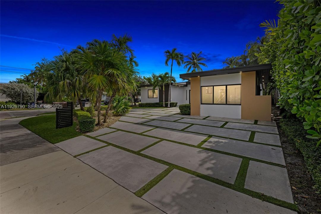 For Sale: $3,025,000 (4 beds, 3 baths, 2672 Square Feet)