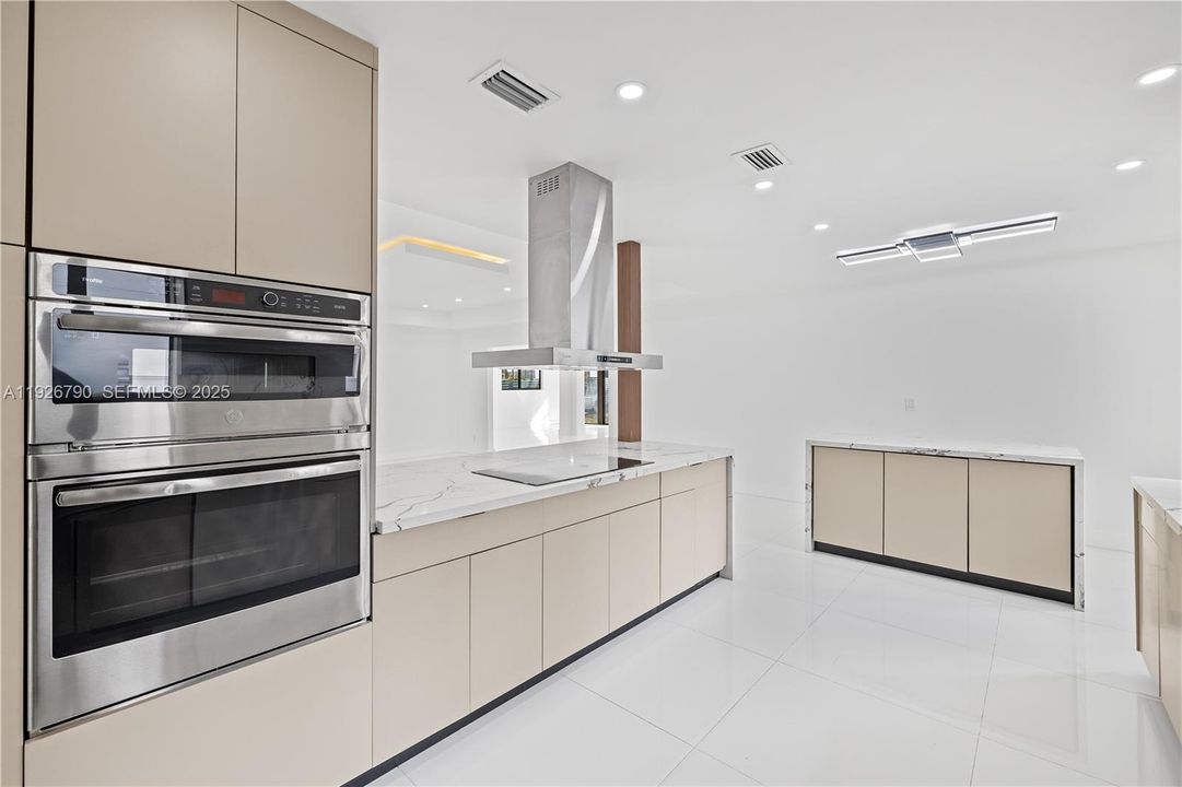 For Sale: $3,025,000 (4 beds, 3 baths, 2672 Square Feet)