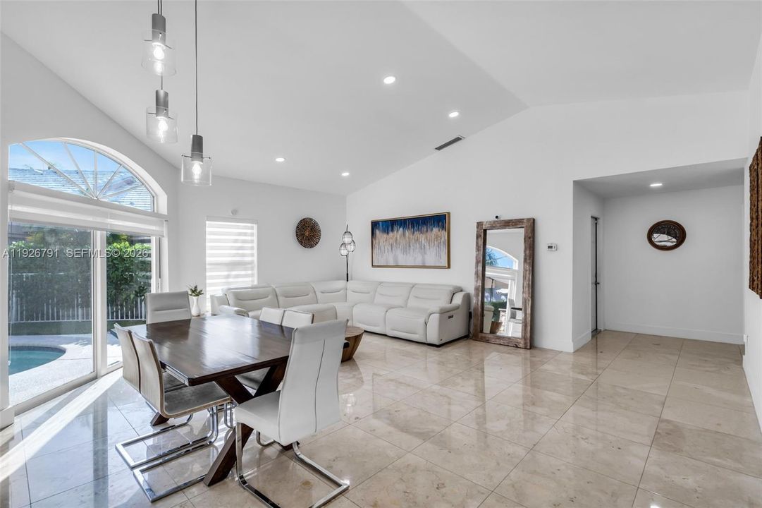 出租: $5,500 (3 贝兹, 2 浴室, 1766 平方英尺)