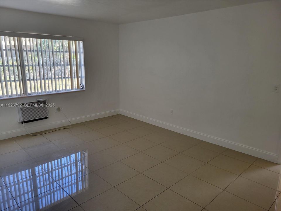 For Rent: $1,500 (1 beds, 1 baths, 740 Square Feet)