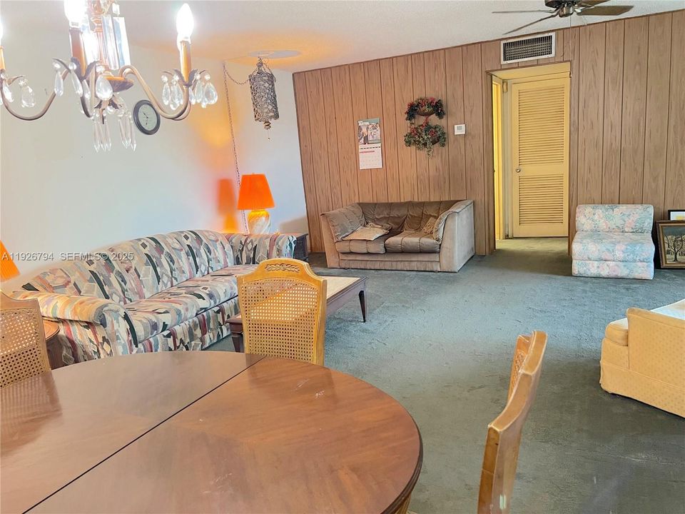 待售: $118,000 (1 贝兹, 1 浴室, 823 平方英尺)