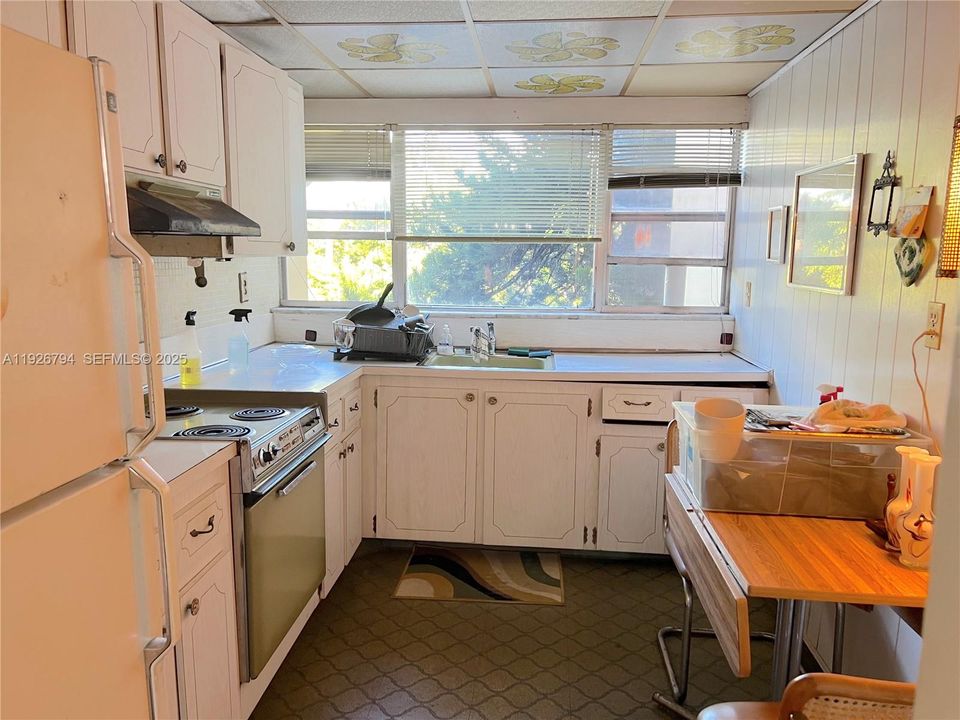 待售: $118,000 (1 贝兹, 1 浴室, 823 平方英尺)