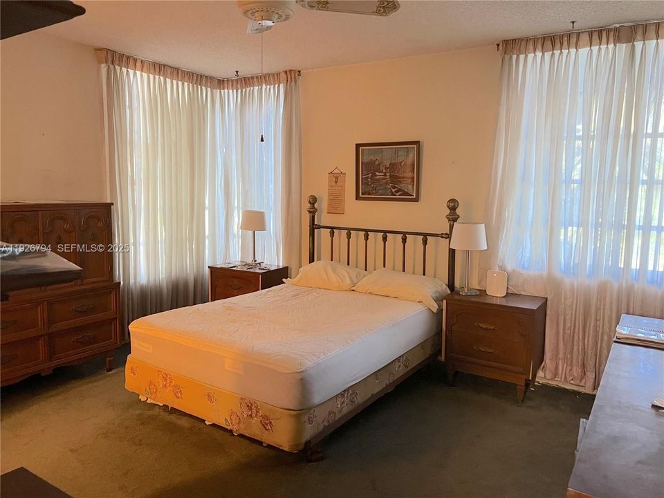 待售: $118,000 (1 贝兹, 1 浴室, 823 平方英尺)