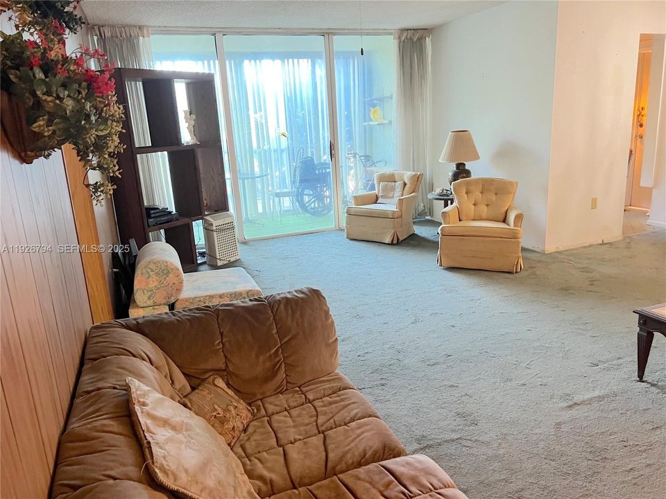 待售: $118,000 (1 贝兹, 1 浴室, 823 平方英尺)