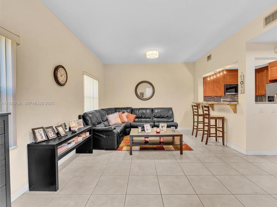 En Venta: $395,000 (3 camas, 2 baños, 1396 Pies cuadrados)