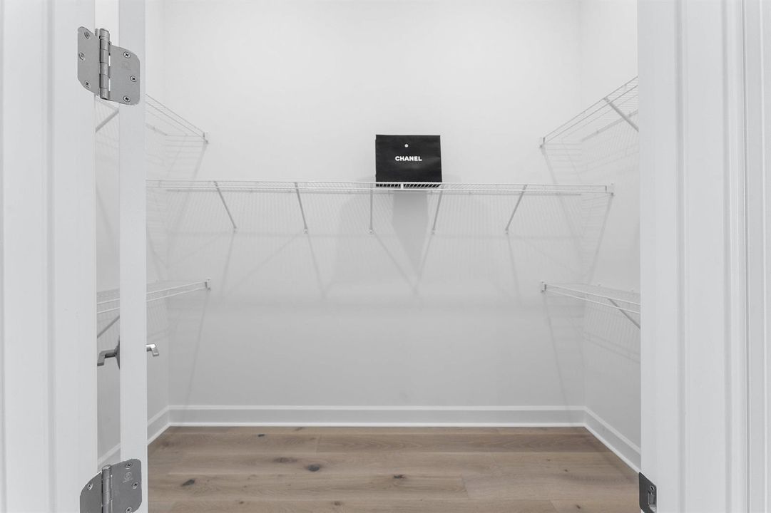 Master Walk-in