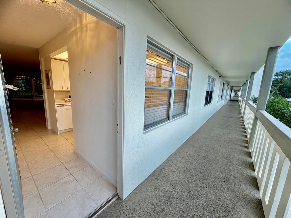 ENTRANCE DOOR OFF CATWALK