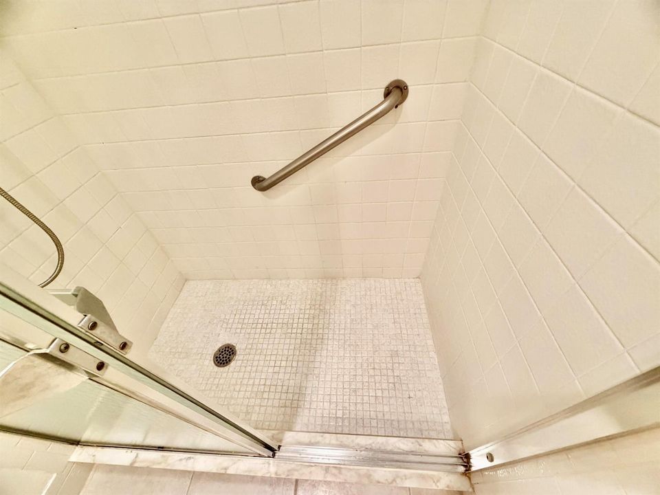 EASY STEP-IN SHOWER
