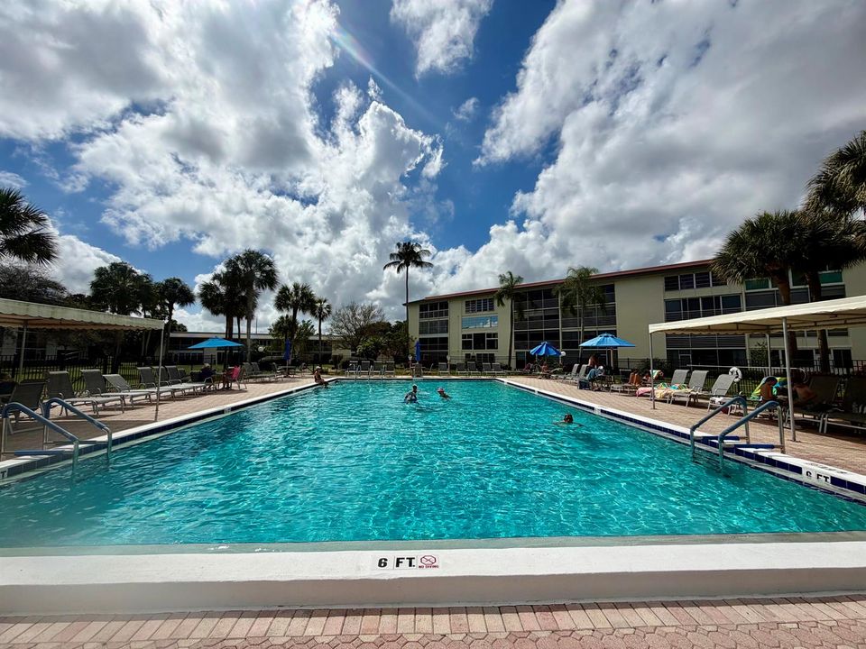 LUCAYA TEMP-CONTROLLED POOL