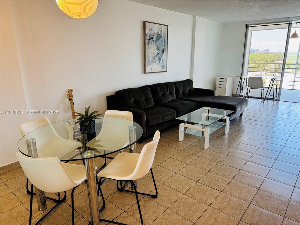 待售: $250,000 (2 贝兹, 2 浴室, 1025 平方英尺)