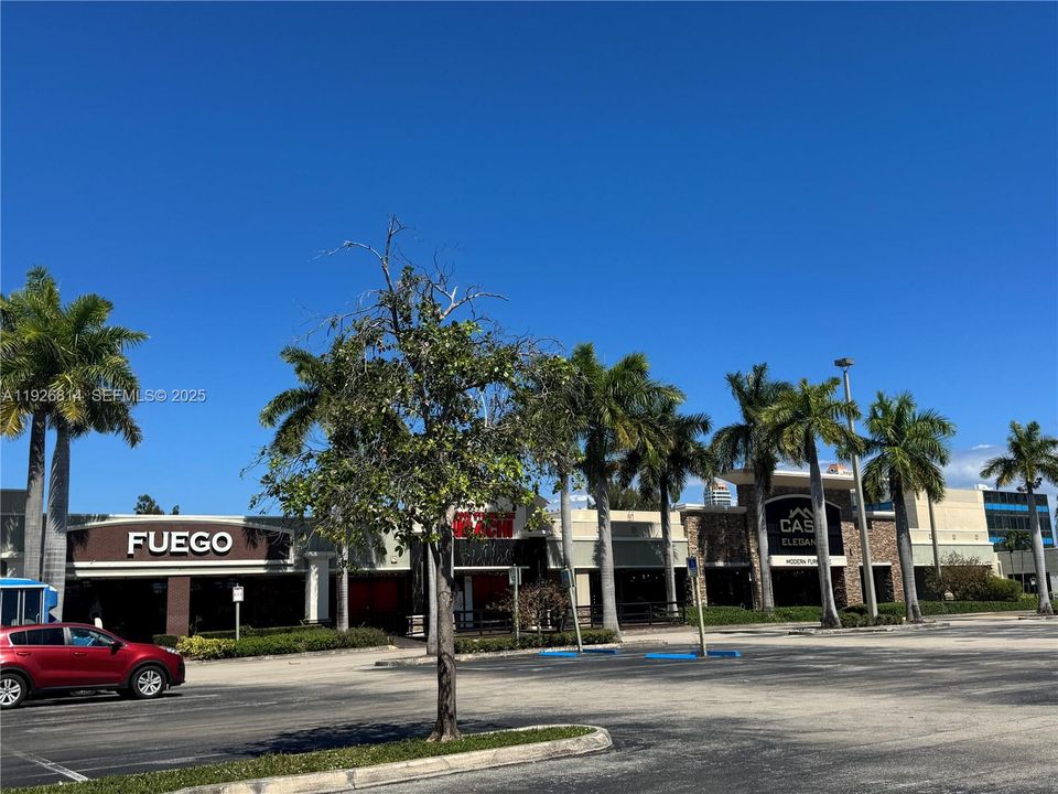 WALK TO INTRACOASTAL MALL (LOCATED AT THE ENTRANCE OF EASTERN SHORES - FUEGO, RED DOOR HIBACHI STEAKHOUSE)