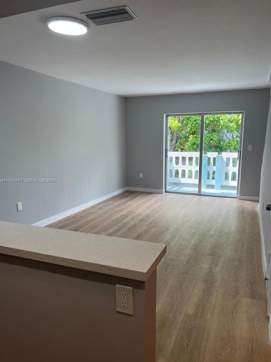 出租: $2,000 (1 贝兹, 1 浴室, 9916 平方英尺)