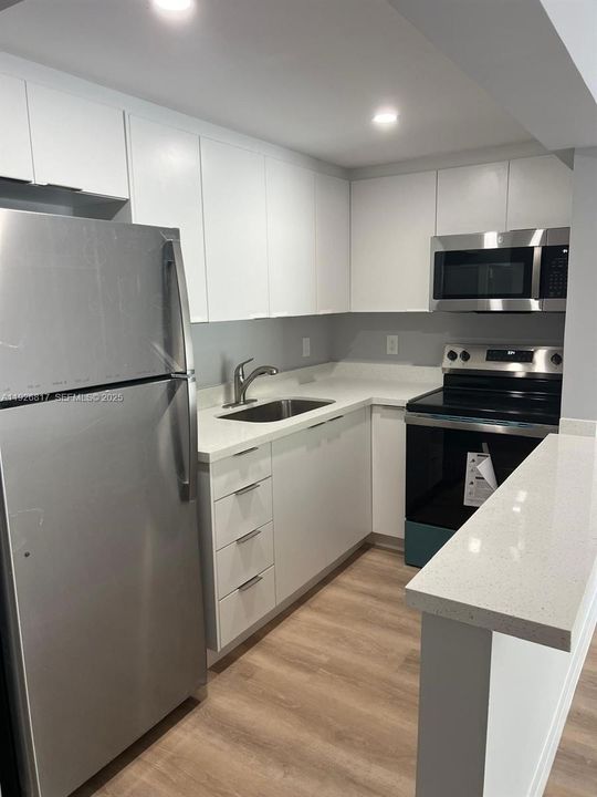 出租: $2,000 (1 贝兹, 1 浴室, 9916 平方英尺)