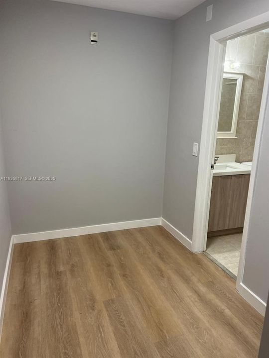 出租: $2,000 (1 贝兹, 1 浴室, 9916 平方英尺)