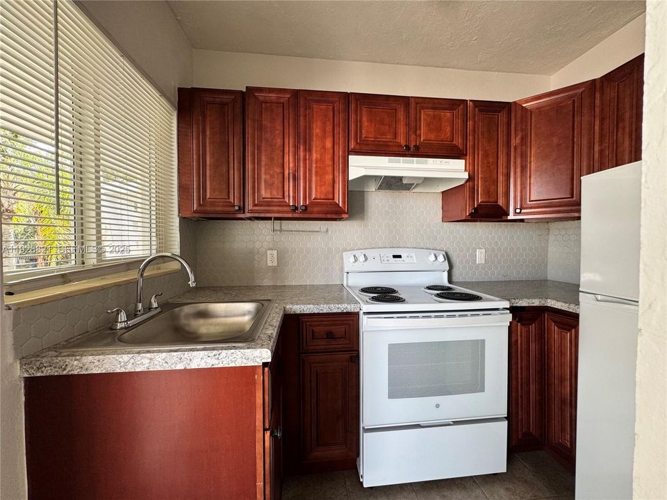 For Rent: $1,900 (1 beds, 1 baths, 6696 Square Feet)