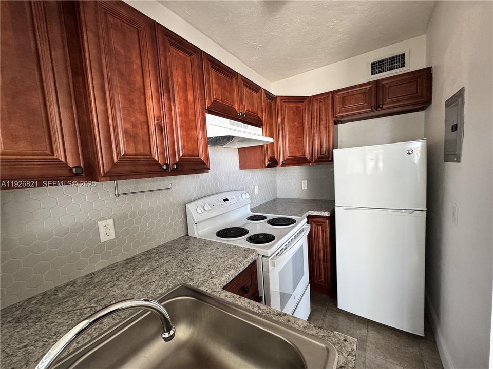 For Rent: $1,900 (1 beds, 1 baths, 6696 Square Feet)