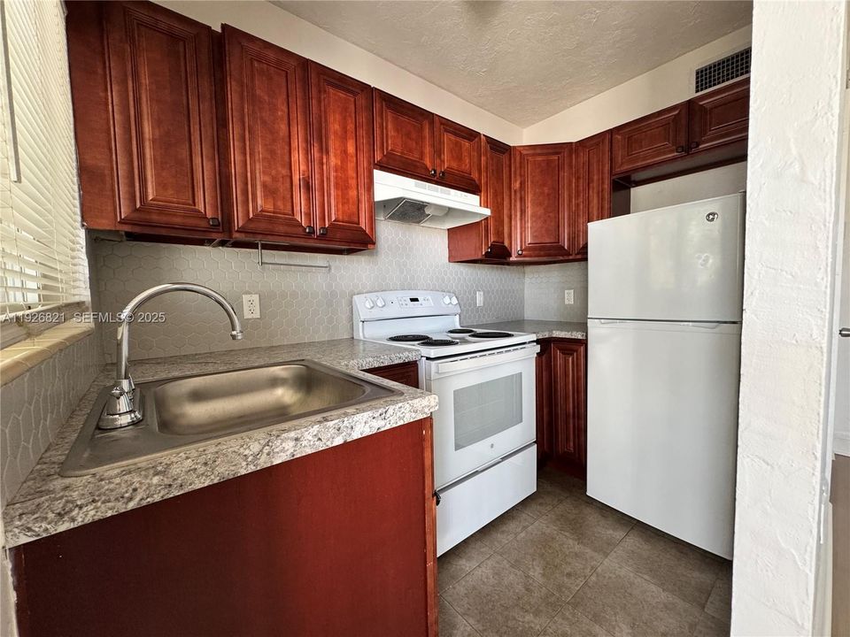 For Rent: $1,900 (1 beds, 1 baths, 6696 Square Feet)