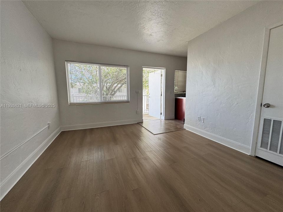 For Rent: $1,900 (1 beds, 1 baths, 6696 Square Feet)