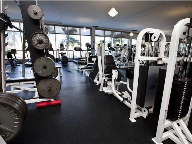 出租: $3,200 (1 贝兹, 1 浴室, 852 平方英尺)