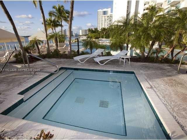 出租: $3,200 (1 贝兹, 1 浴室, 852 平方英尺)