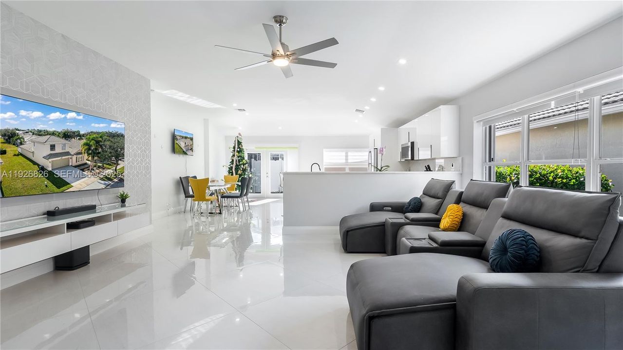 En Venta: $639,900 (3 camas, 2 baños, 2305 Pies cuadrados)