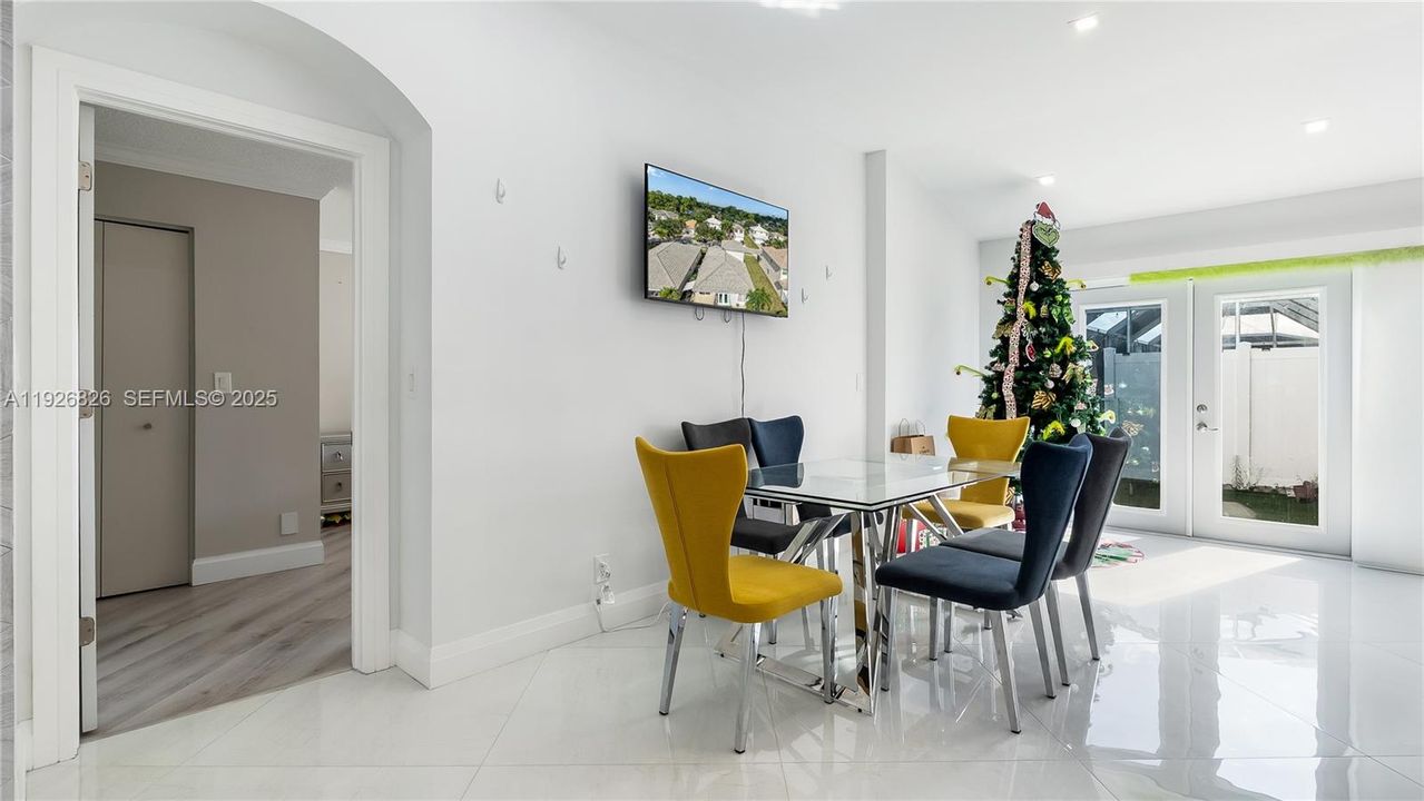 En Venta: $639,900 (3 camas, 2 baños, 2305 Pies cuadrados)